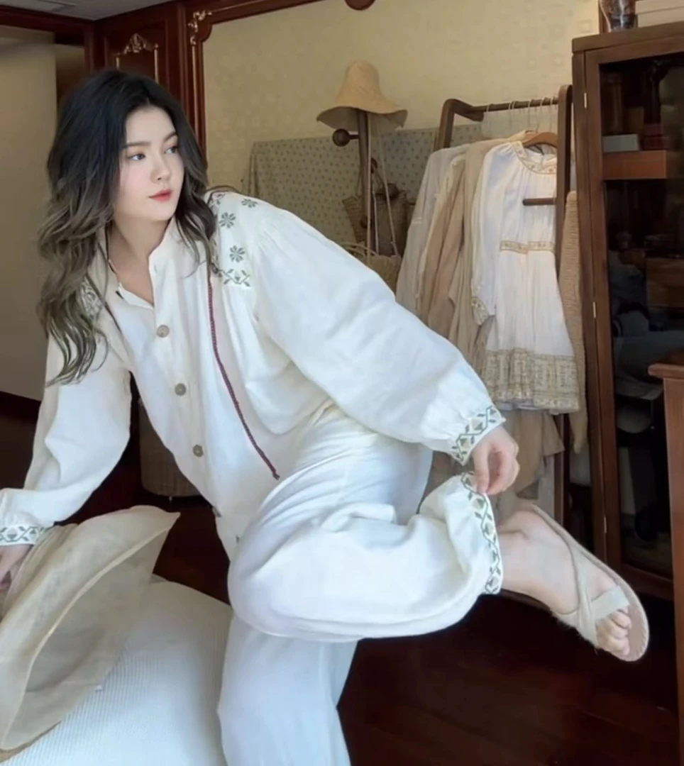 简约高级感春秋新款法式绣花圆领开衫长袖长裤睡衣女士家居服套装