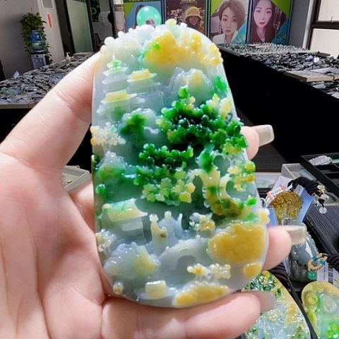 翡翠未镶嵌颈饰一个