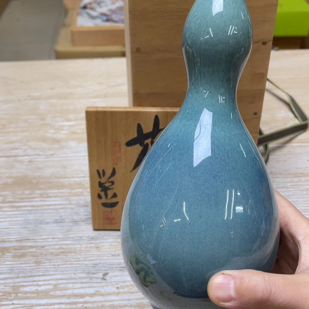 瓷片密密麻麻地排列着一个