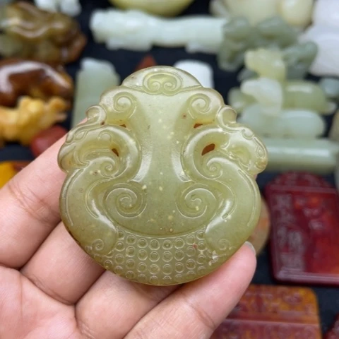 未镶嵌蛇纹石玉颈饰26
