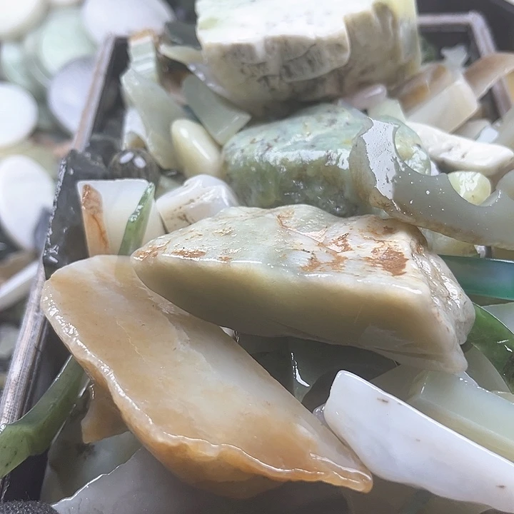 和田玉（糖玉）和田玉边角料9K金镶嵌了*