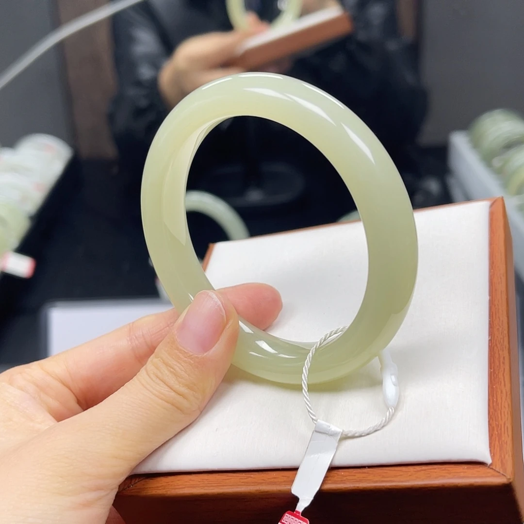 和田玉未镶嵌手镯