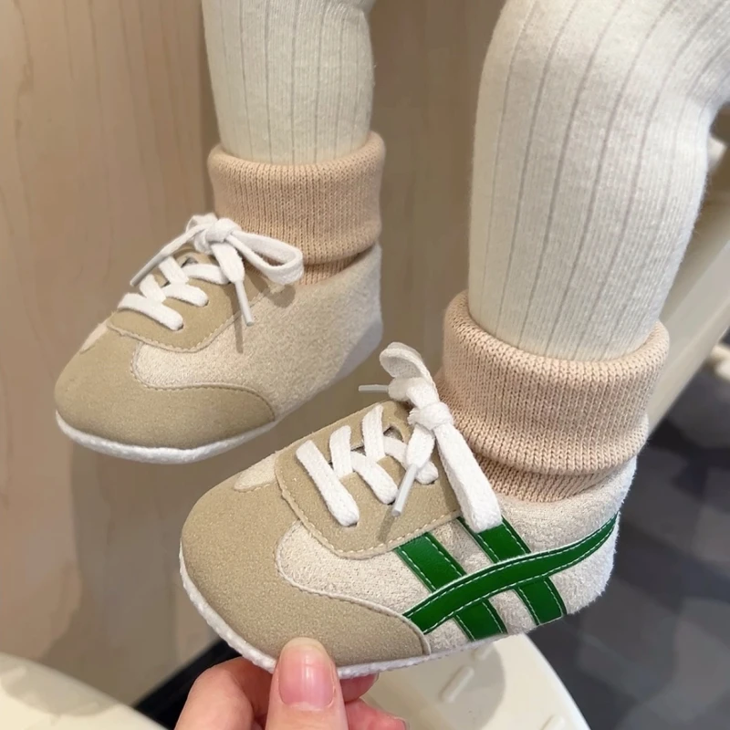 婴儿鞋子0-6个月春秋软底透气宝宝鞋袜一体3-6-12个月学步鞋不掉