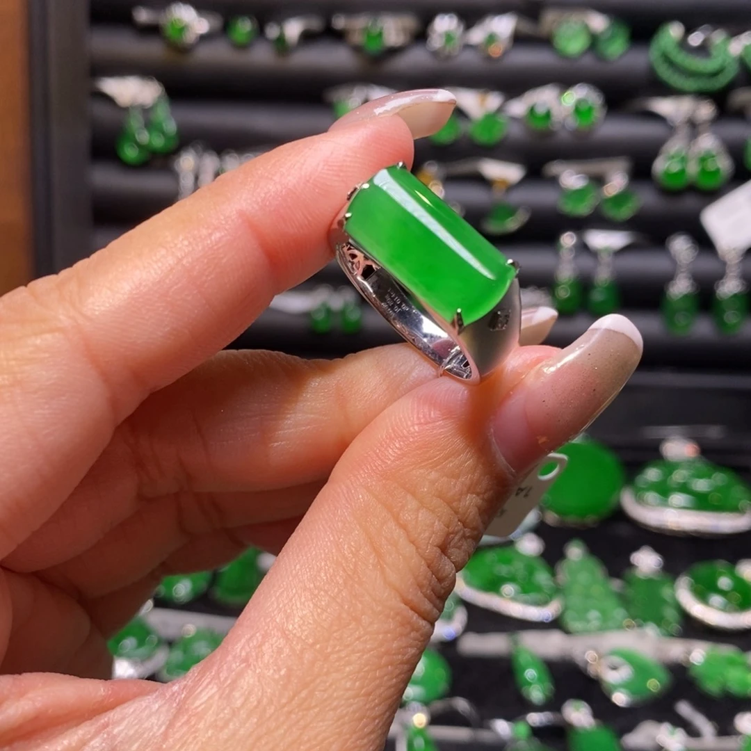 翡翠戒指18K金镶嵌马鞍戒指