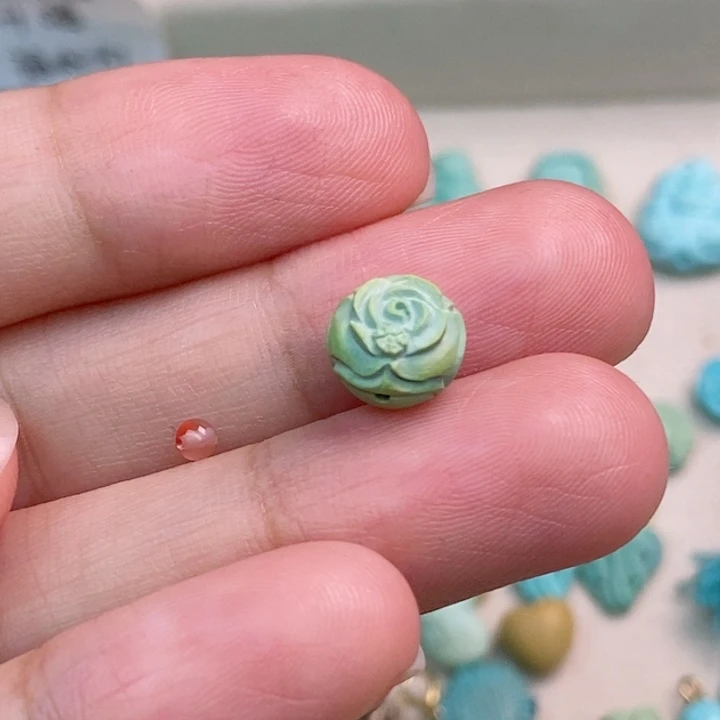 娃****南红玛瑙未镶嵌珠宝奇石