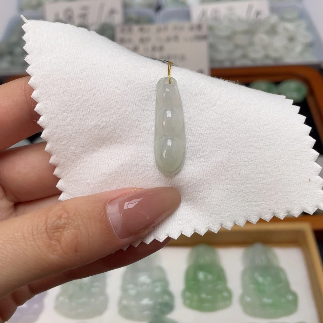 翡翠未镶嵌颈饰福豆