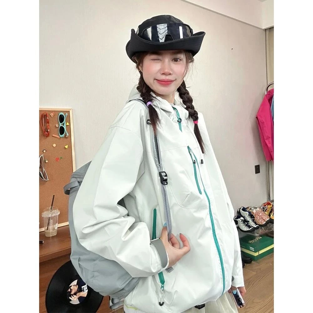 浅豆绿户外软壳冲锋衣外套女款春秋季防风防水夹克骑行徒步登山服