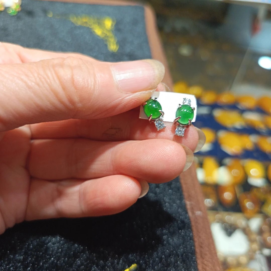 纯天然缅甸翡翠s925银耳钉，蛋面尺寸7.5x6.5mm