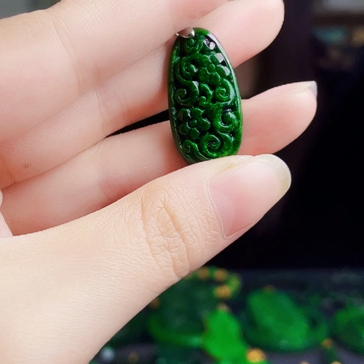 翡翠未镶嵌颈饰多样性