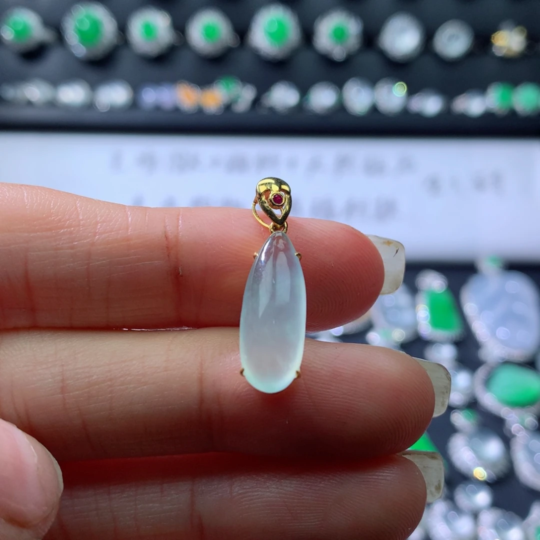 颈饰18K金镶嵌翡翠