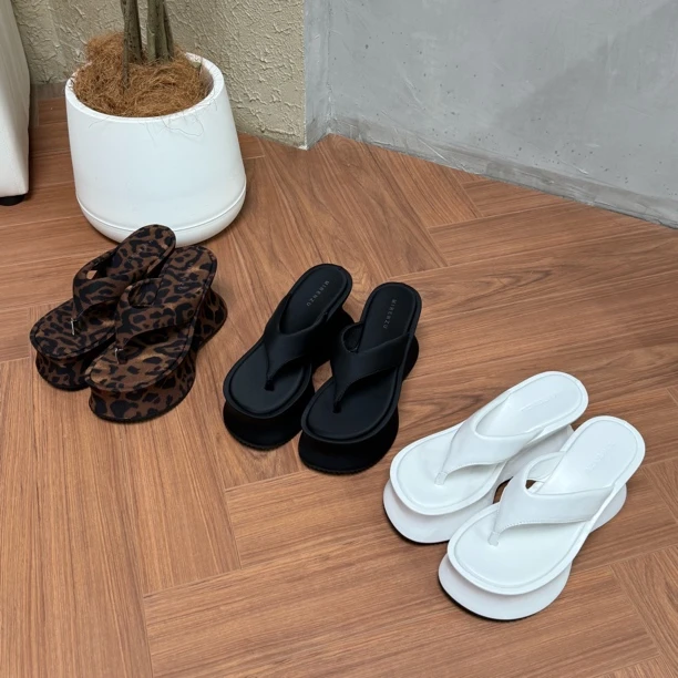 女胶粘修面超纤皮面极简风人字拖夹脚拖网红凉拖鞋厚底软底