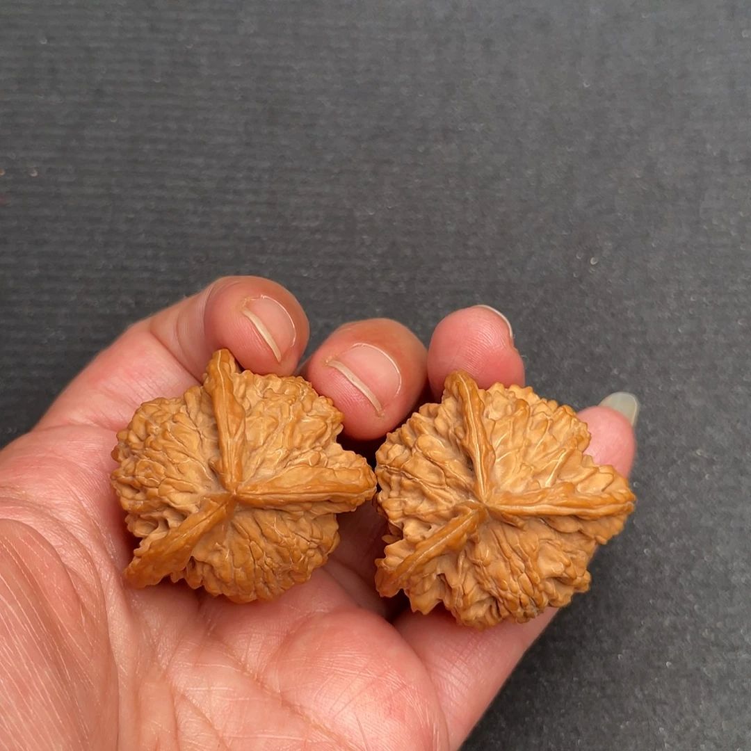 桃核把件37×35盘山三棱XM3345（微微蹭尖）