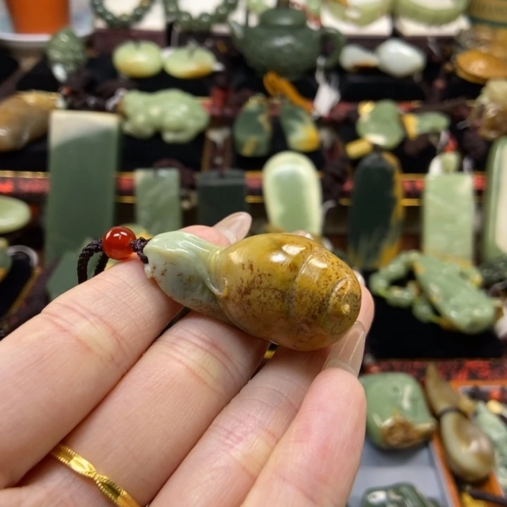 颈饰未镶嵌岫岩河磨玉（透闪石质玉）大***哥