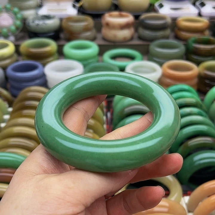 未镶嵌手镯（圆镯）石英质玉茉*、