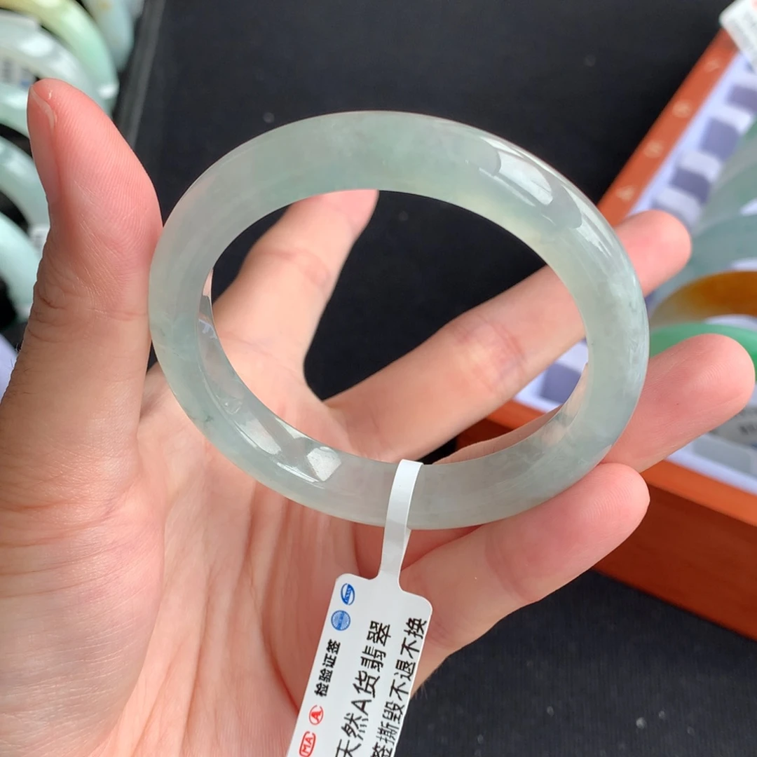 翡翠手镯未镶嵌小灯泡