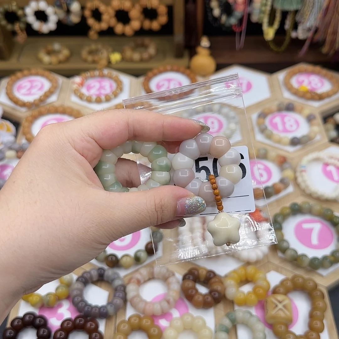 猴头核桃吊坠何****）手串