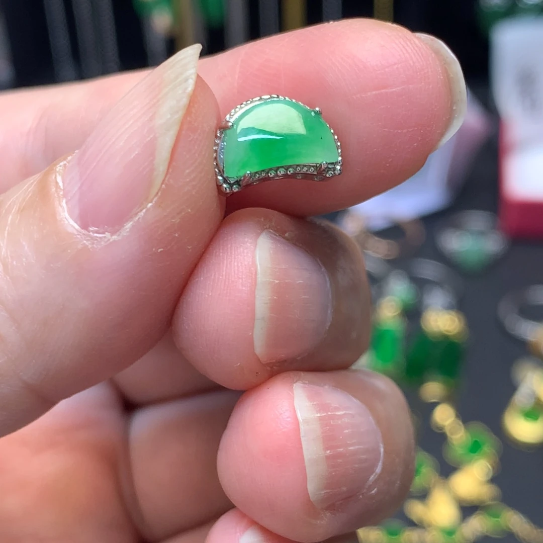 翡翠未镶嵌颈饰有纹