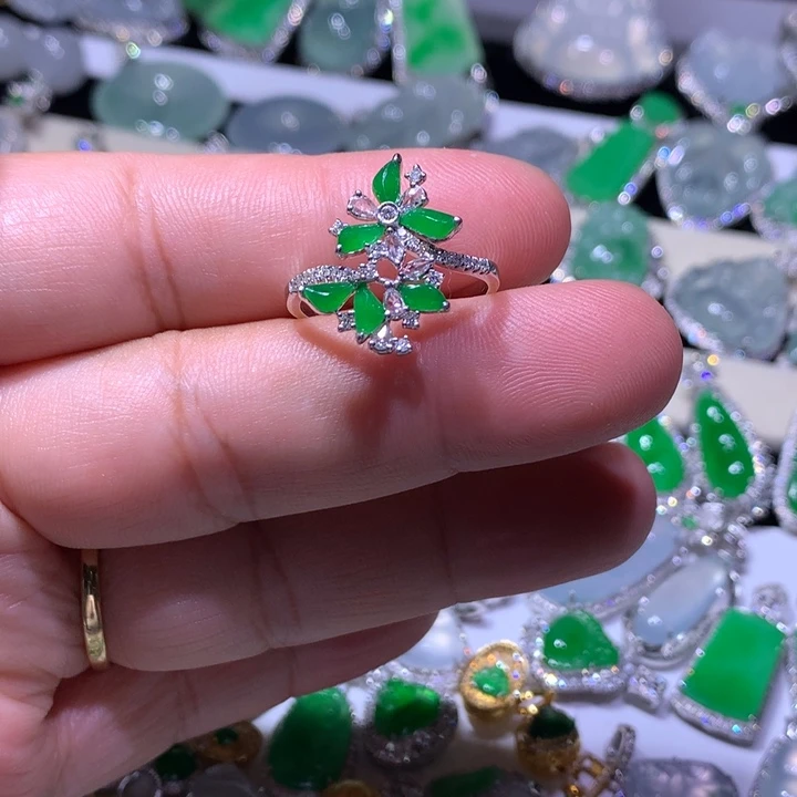 18K金镶嵌翡翠耳饰