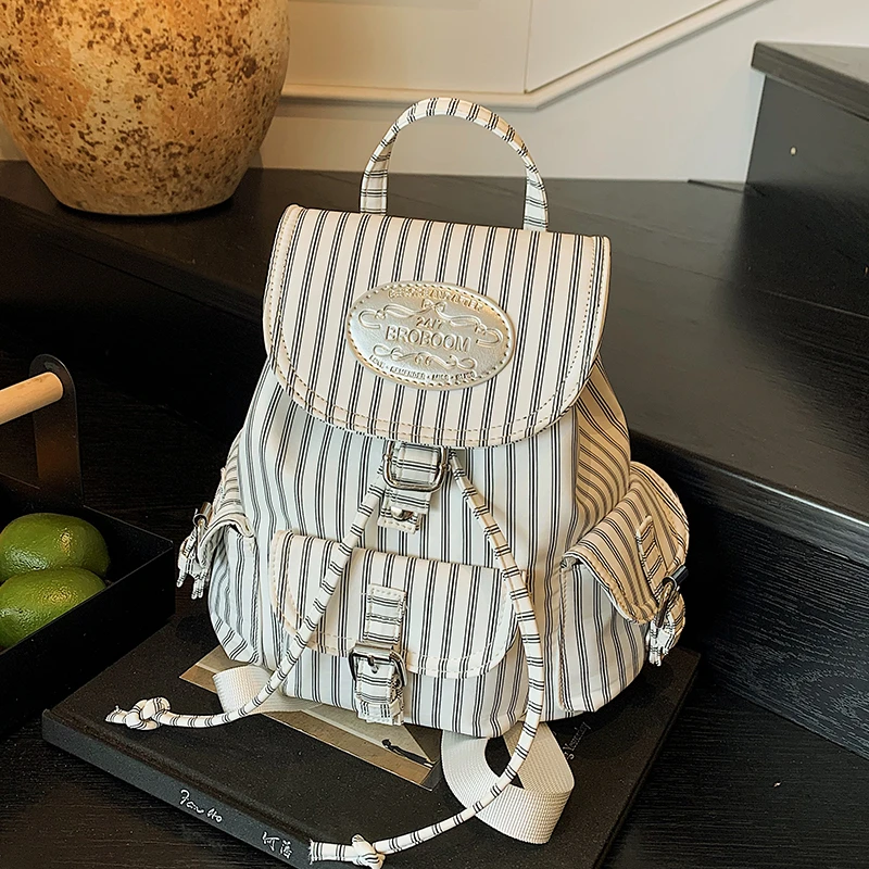 休闲百搭女式双肩包2025新款出游旅行后背包超火小众通勤外出书包