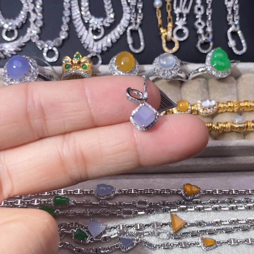 翡翠18K金镶嵌颈饰