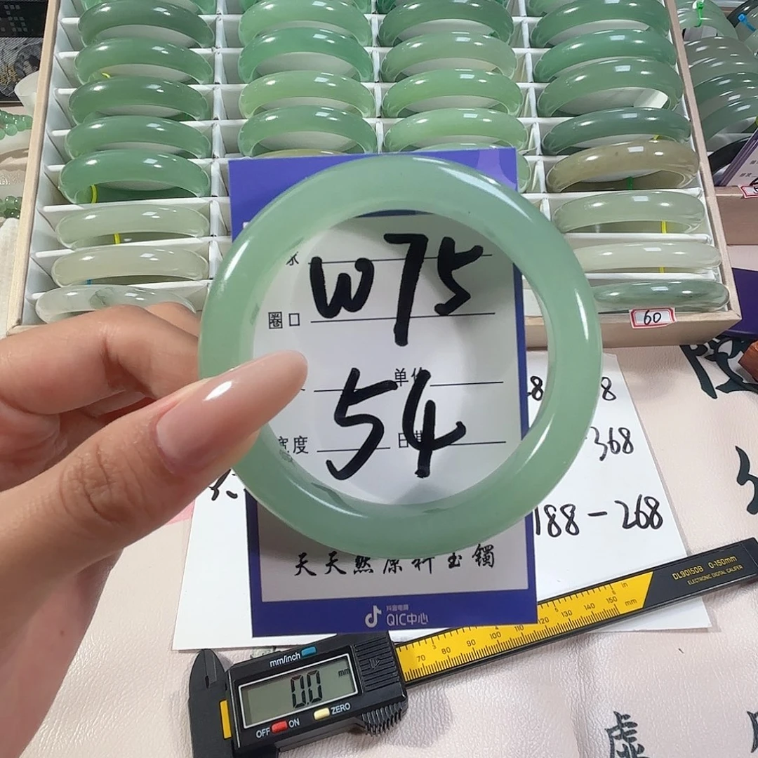 未镶嵌手镯石英质玉
