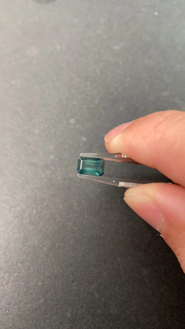 天然蓝宝石小长方裸石1.6克拉