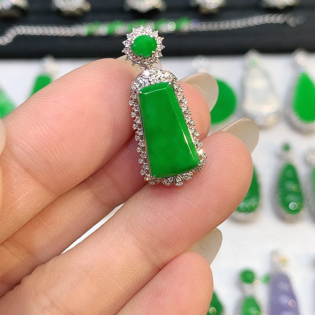 翡翠18K金镶嵌颈饰吊坠