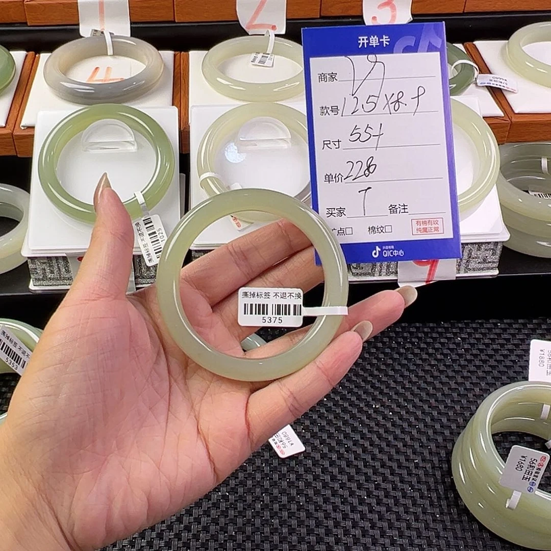 T****和田玉手镯未镶嵌