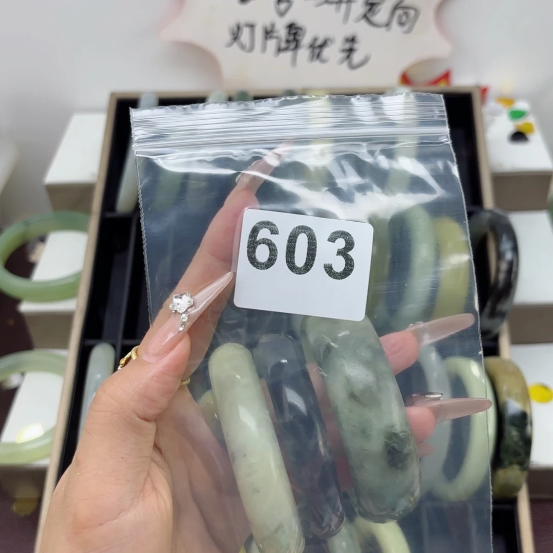 蛇纹石玉未镶嵌手镯是****?