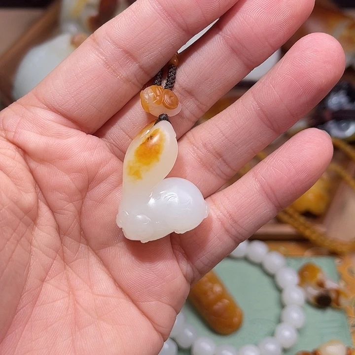 唐***人和田玉未镶嵌颈饰
