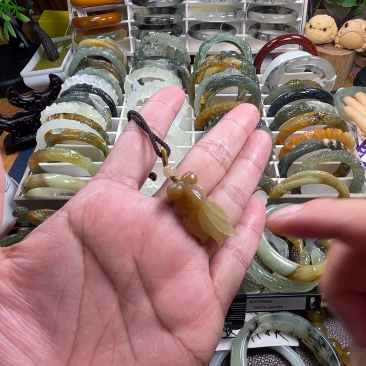 未镶嵌蛇纹石玉颈饰