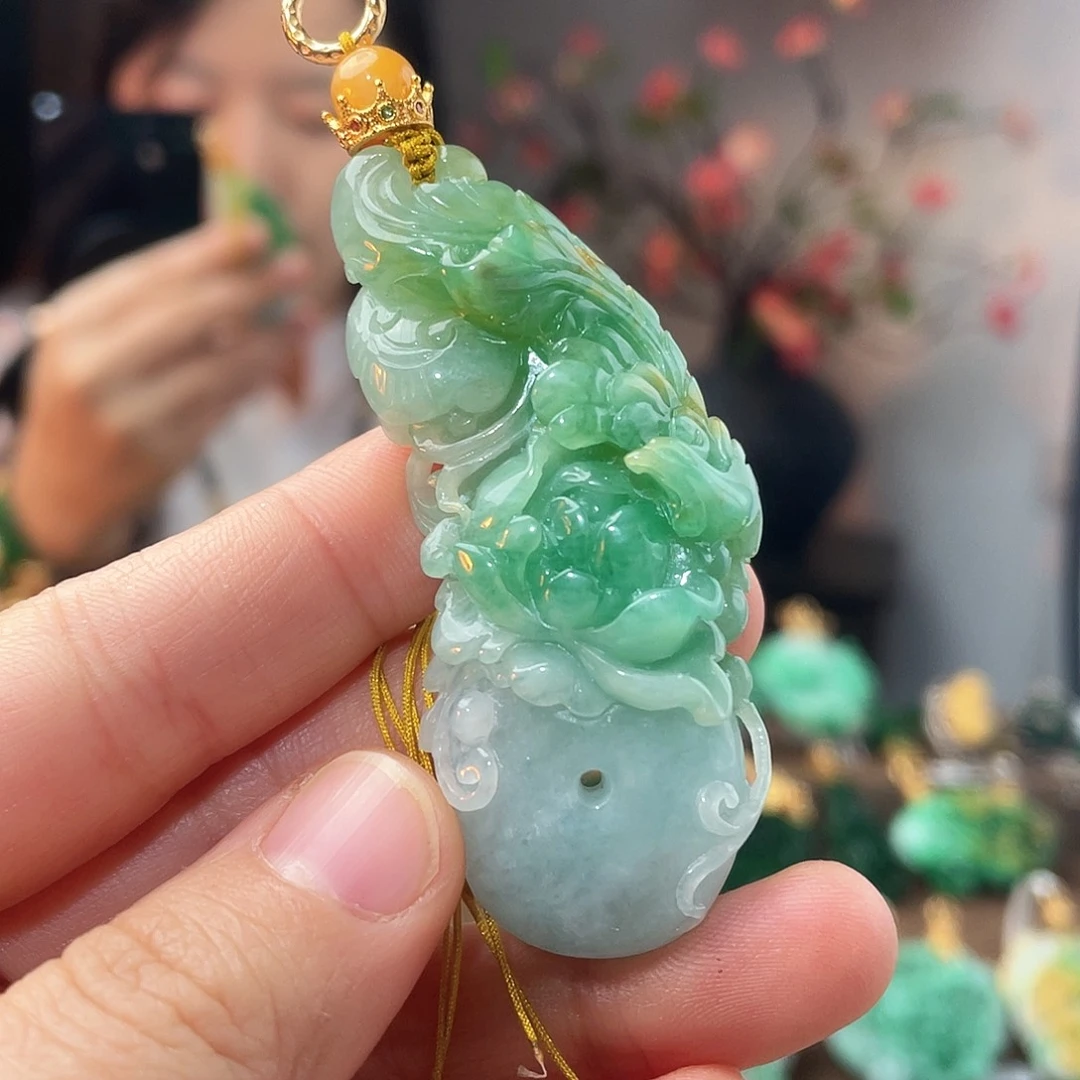 翡翠未镶嵌吊坠(赠链)福利