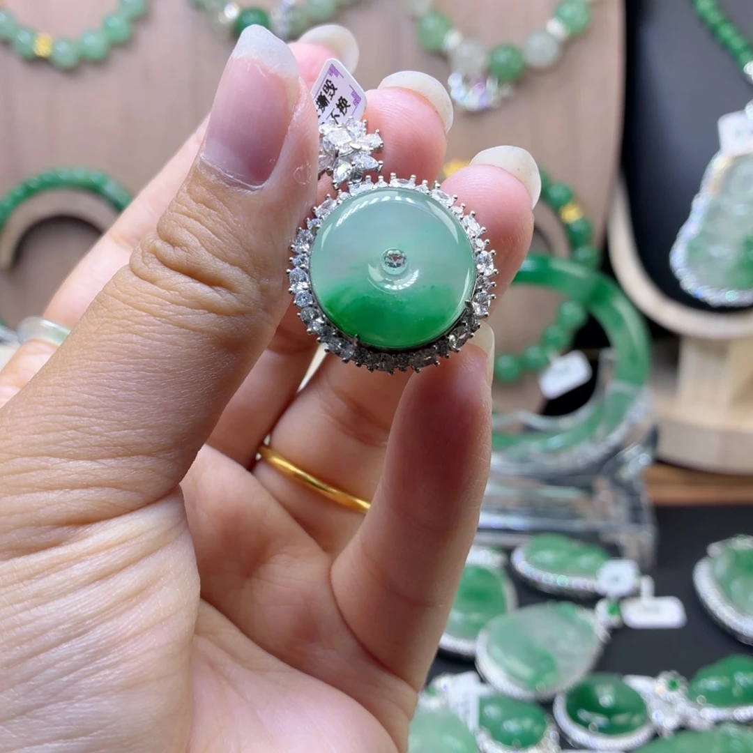 石英质玉（非洲翠）未镶嵌颈饰