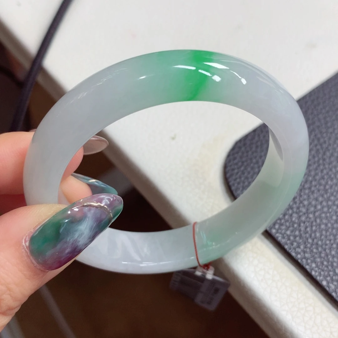 翡翠手镯未镶嵌缅甸