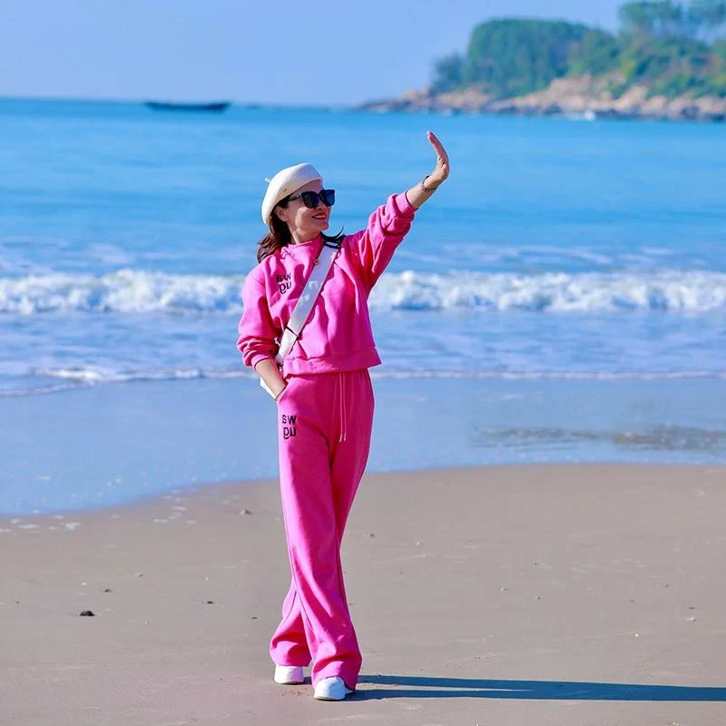 2025年春秋运动服套装简约刺绣玫红色圆领套头厚棉T直筒裤两件套