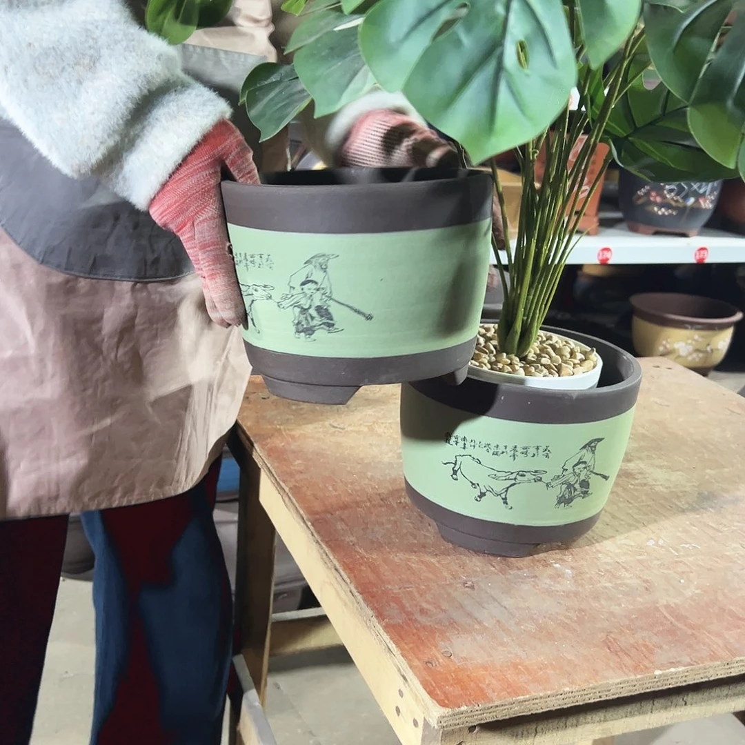 18+18绿色放牛娃笔筒