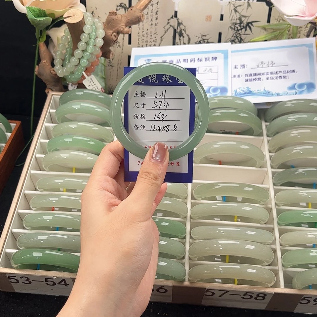 未镶嵌手镯石英质玉A*