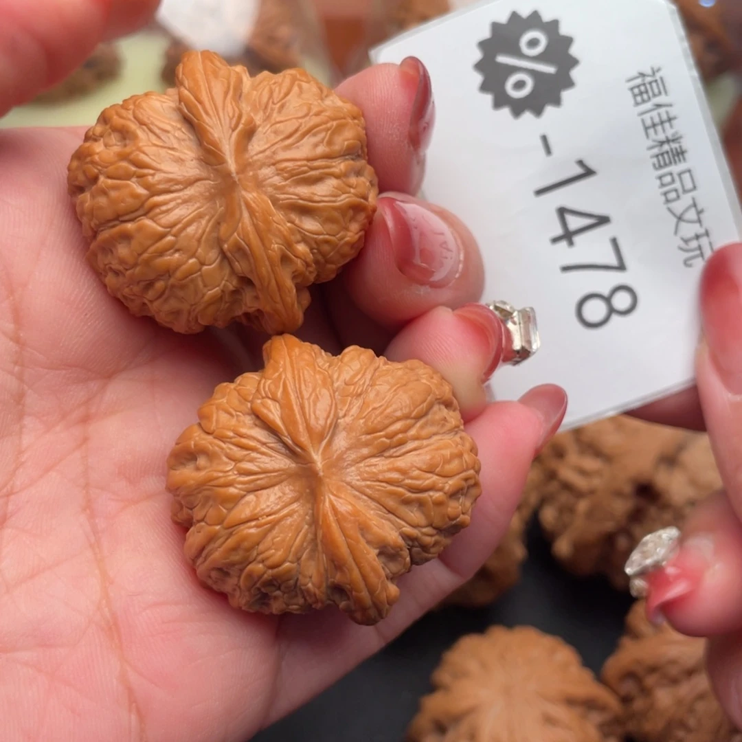 文玩核桃把件35精配血麒麟