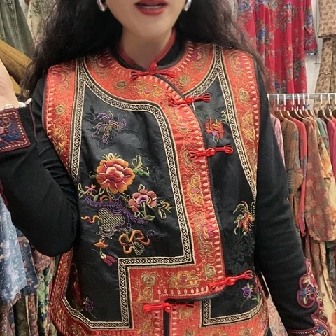 招财猫刺绣短版马甲