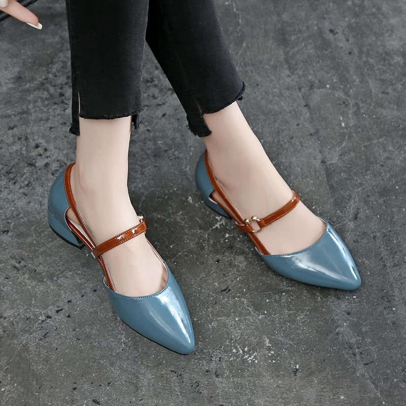 9019-3 包头凉鞋女夏中跟粗跟漆皮新款真皮尖头一字带大码女鞋