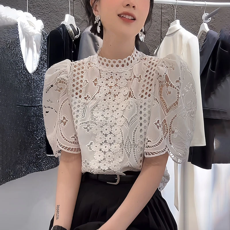 白色时尚镂空蕾丝衬衫女士夏季2025新款宽松洋气减龄立领短袖上衣