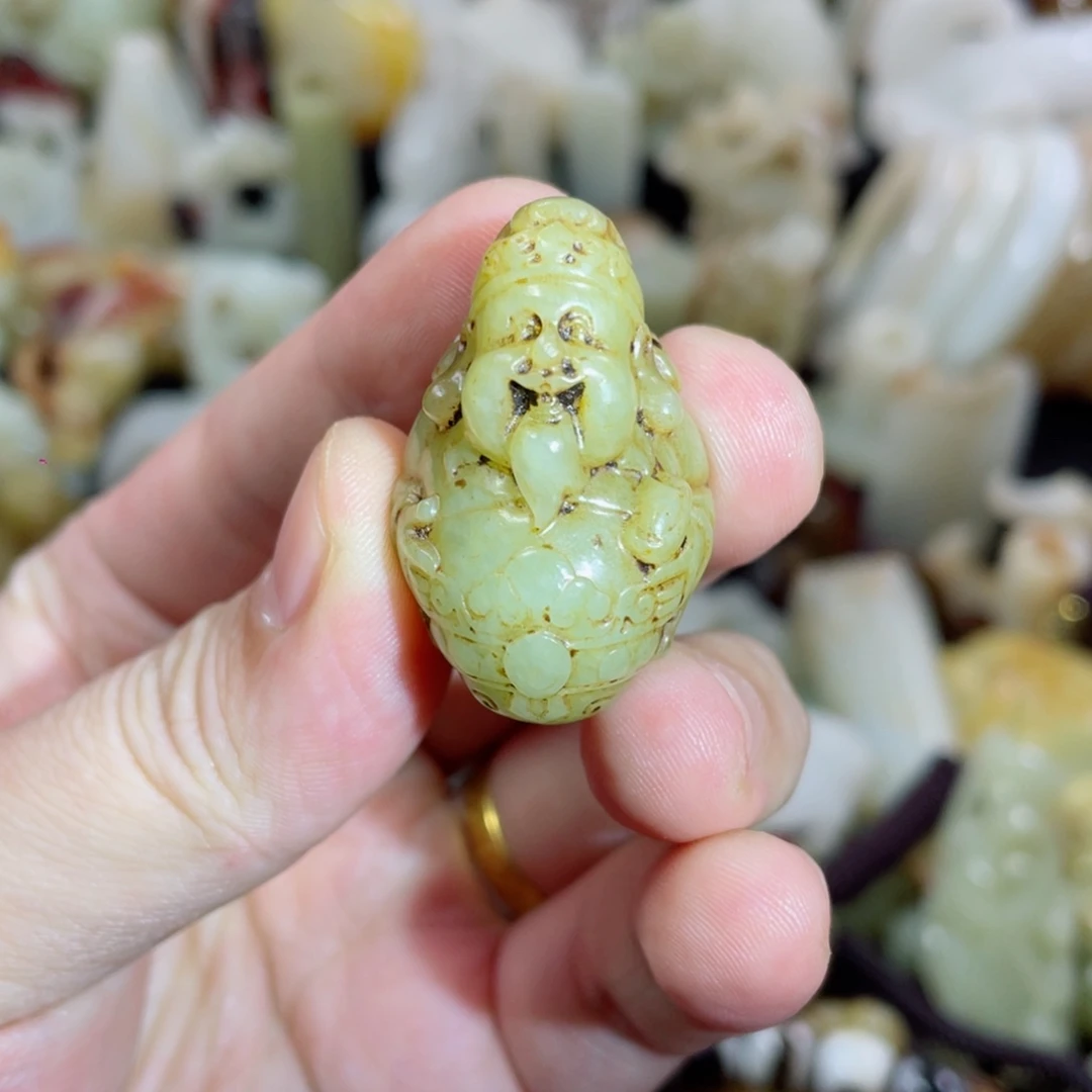 和田玉未镶嵌把件