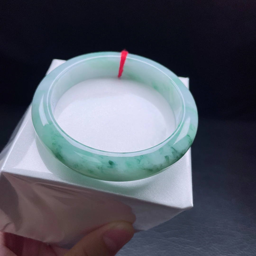 59圈糯化飘绿花宽边手镯 细纹