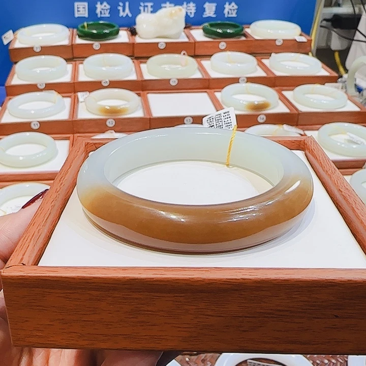 和田玉未镶嵌手镯