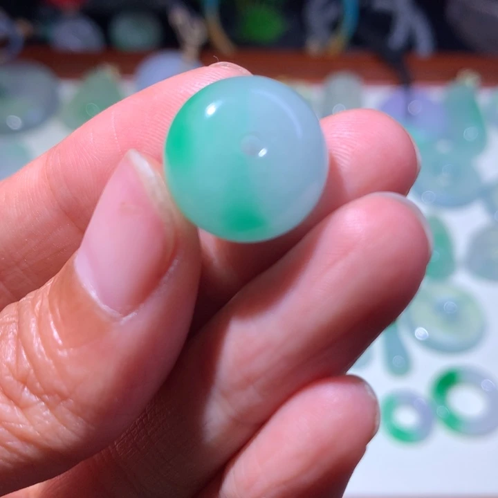 小*蔡缅甸翡翠糯冰鼓珠有瑕疵