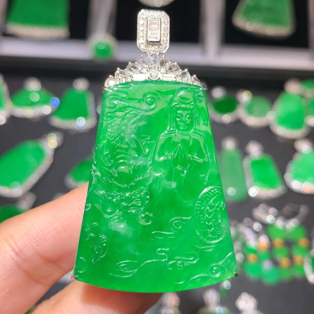 翡翠颈饰18K金镶嵌M**哥翡翠