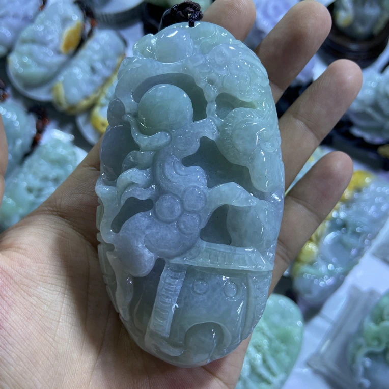 天然缅甸翡翠A货，龙马寓意龙马精神，精工立体雕刻淡紫手把件