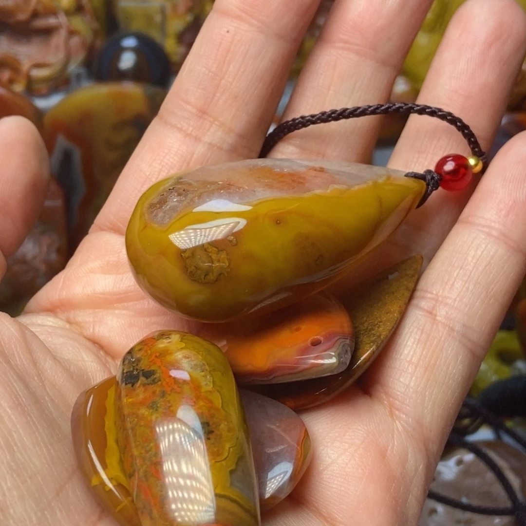 玛瑙/玉髓未镶嵌颈饰原*?战国红