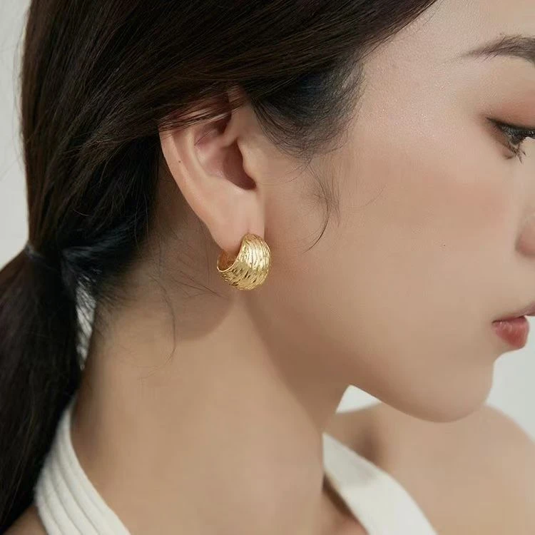 铜合金耳饰 百搭黄杨镀K金不规则圆形轻奢金色耳环2025新款爆款感
