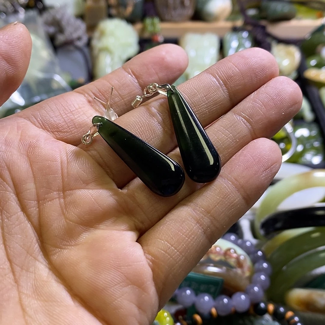 未镶嵌岫玉耳环一对
